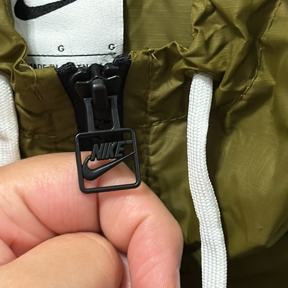 Nike Women’s Jacket Black/Olive Green (L) - Picture 5 of 15